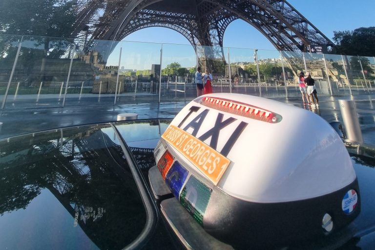 Vrai taxi lumineux à Bussy Départ taxi Bussy vers la gare Marne-la-Vallée Chessy