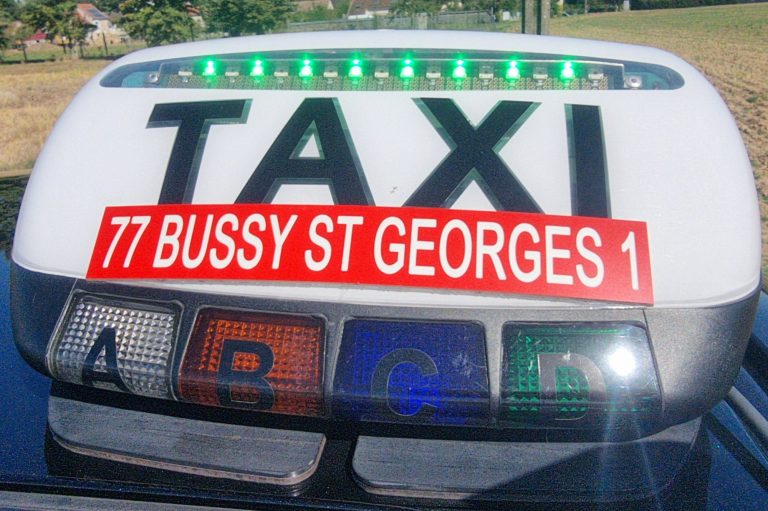 Vrai taxi lumineux à Bussy Départ taxi Bussy vers la gare Marne-la-Vallée Chessy